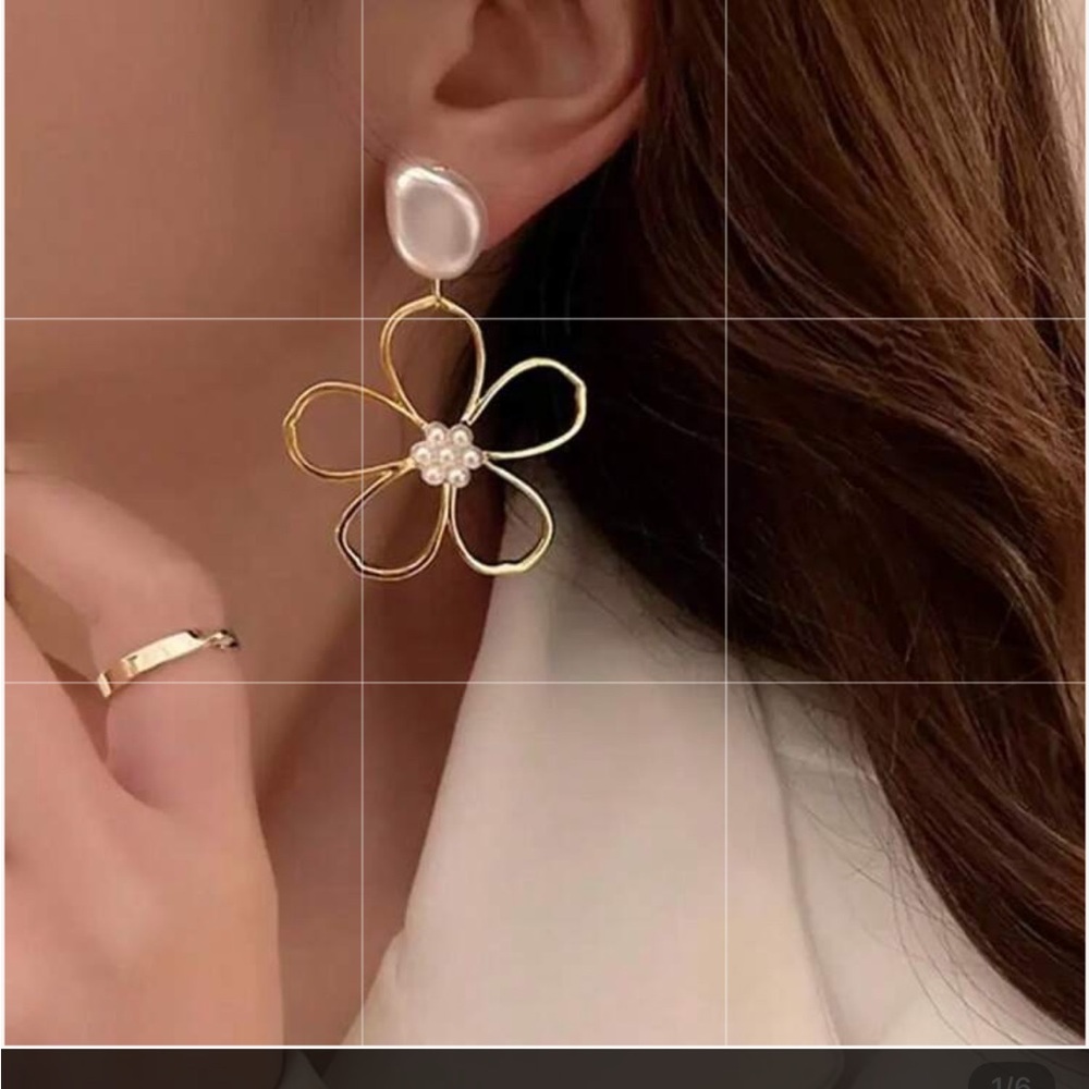 Elegant Gold Flower Drop Earrings